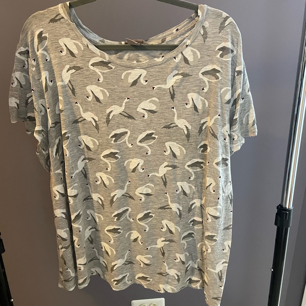 Swan printed h&m tee size: XL